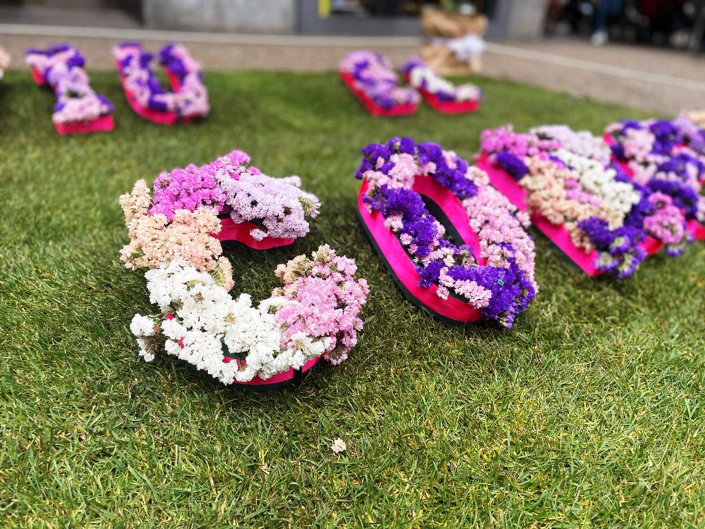 Detall de lletres amb flors