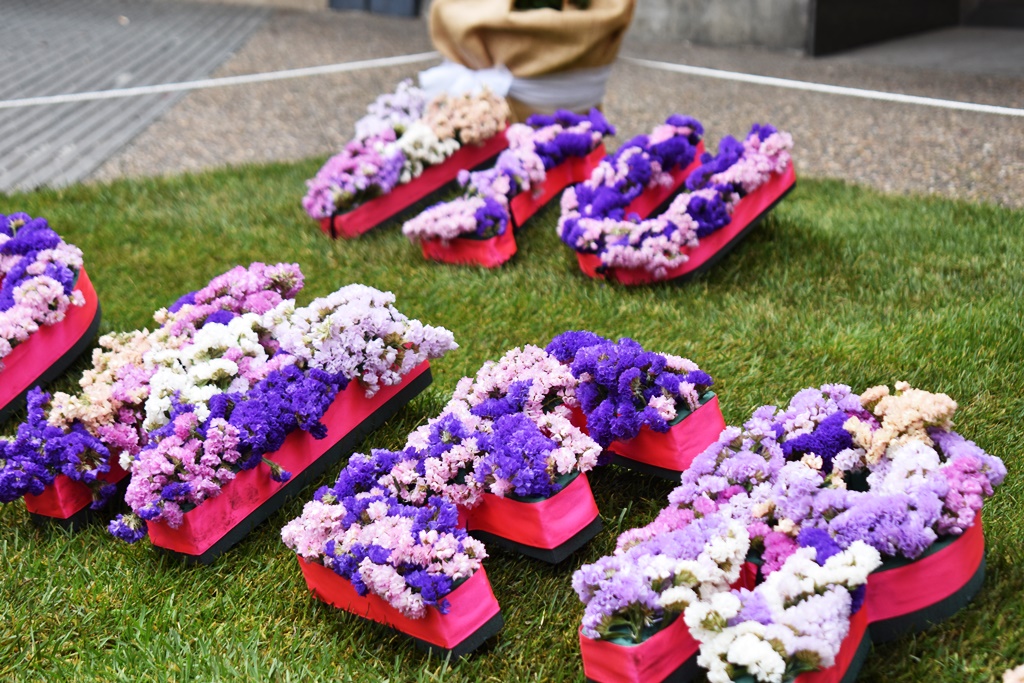 Detall de lletres amb flors