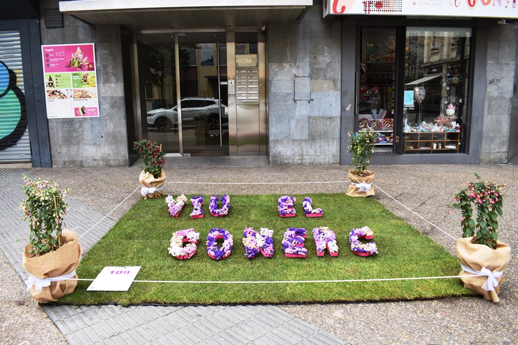 Cataifa de gespa i a sobre detall de lletres amb flors