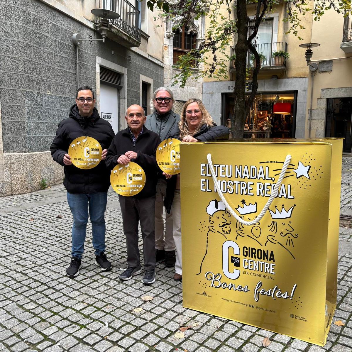 Representants de Girona Centre Eix Comercial mostren la imatge de campanya 