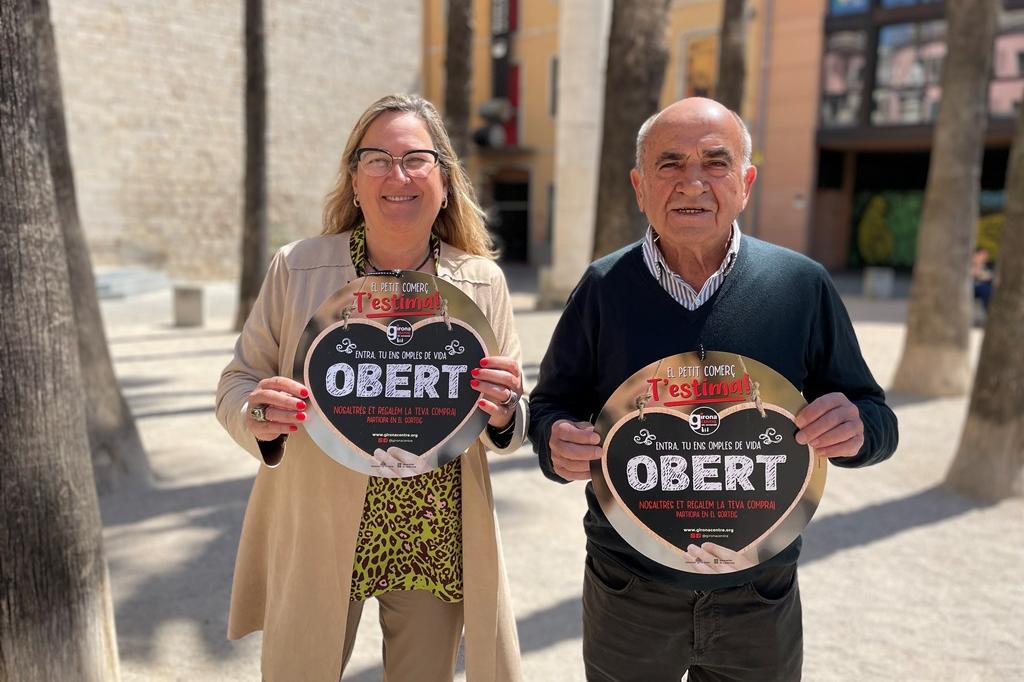 Presidenta i president mostren el cartell de campanya a la mà