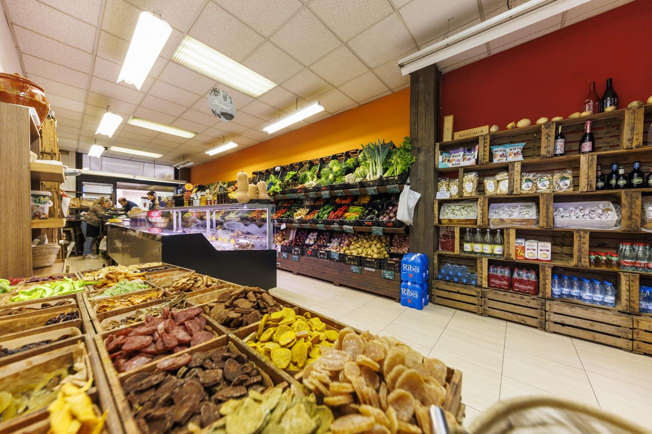 vista de la botiga de fruites amb els seus productes