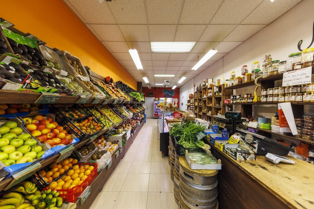 vista de la botiga de fruites amb els seus productes